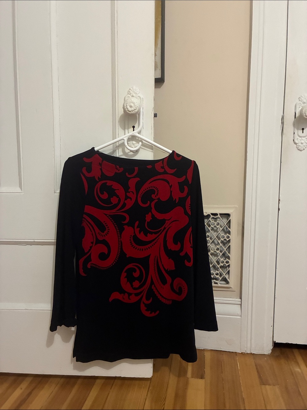 Chico’s Travelers Black & Red Swirl-Print Women's Tunic Top Chico’s size 0